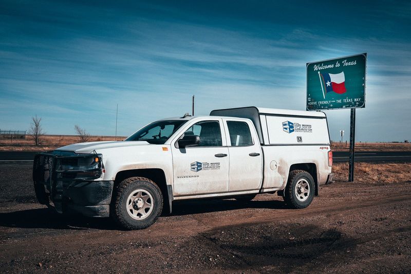 Elite service truck crossing into Texas